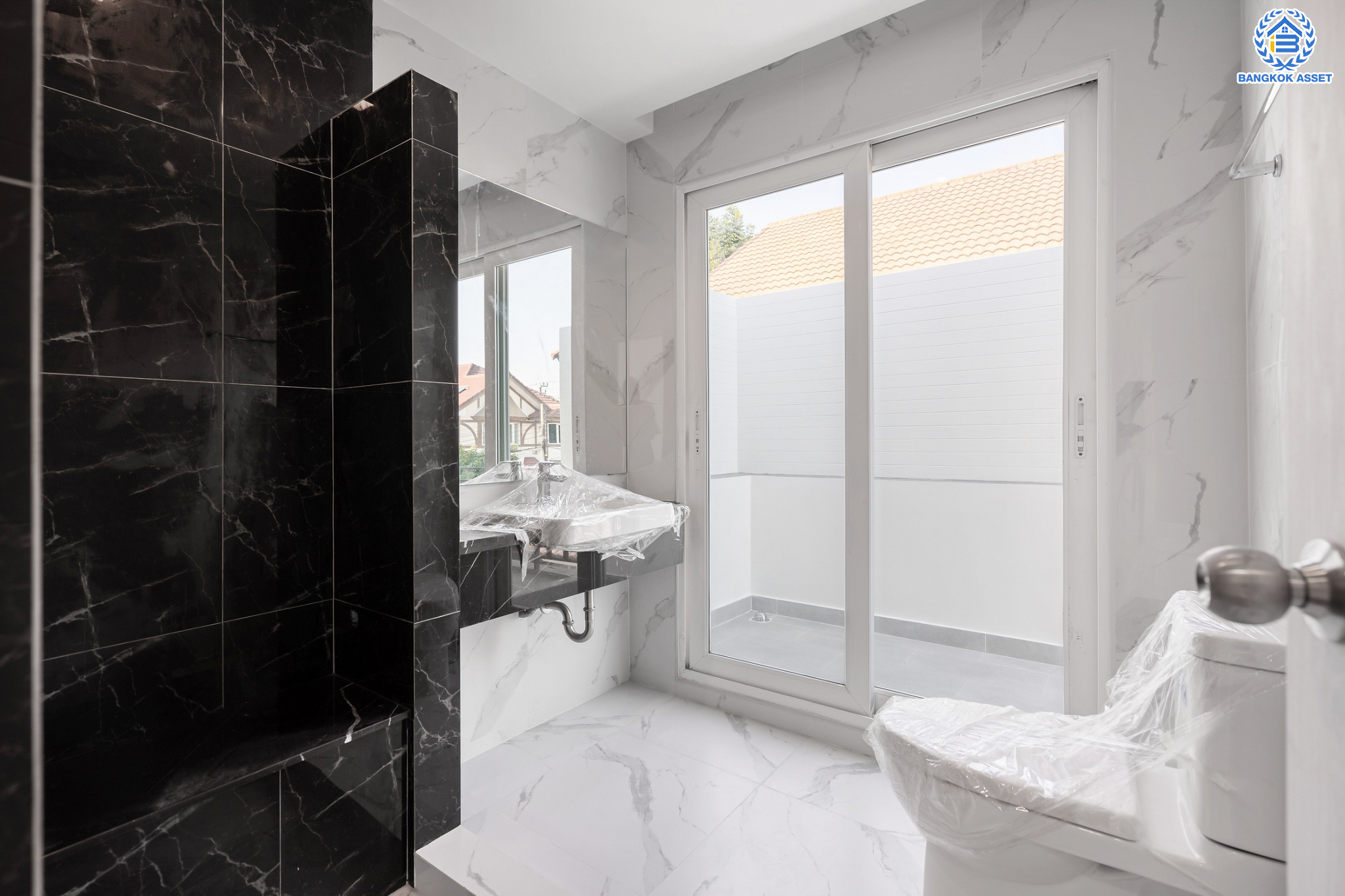 บ้านมือสองตกแต่งใหม่ ม.ลัดดารมย์ วัชรพล แบรนด์ Q.House เนื้อที่ 85.9 ตร.ว. ฟังก์ชัน 4 ห้องนอน 4 ห้องน้ำ จอดรถได้ 2 คัน Facilities ครบครัน บนทำเลเชื่อมต่อหลายเส้นทาง ถ.รามอินทรา ถ.สายไหม และถ.พหลโยธิน ใกล้สนามบินดอนเมือง ทางด่วน "ศรีรัช" และ "เซ็นทรัลรามอินทรา"